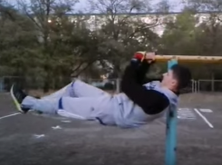 Парни из Камышина «Походкой Бога» покоряют Интернет