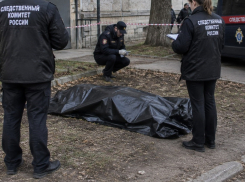 Труп мужчины нашли под окнами пятиэтажки в Волгограде