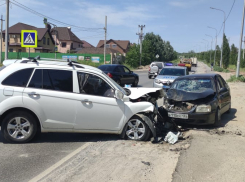 Два человека пострадали в лобовом столкновении иномарок в Волгограде