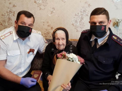 101-летняя жительница Волжского получила долгожданное российское гражданство