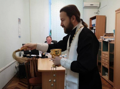 В Волгограде священник освятил администрацию вместе с чиновниками