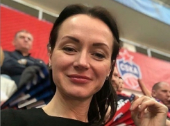 Незамужняя Елена Слесаренко провела вечер в компании молодых мужчин