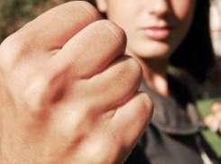 Житель Волжского до смерти забил отца ногами