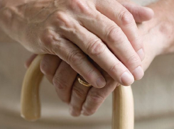 Пожилая волгоградка пошла на мужской голос и разбилась насмерть при падении из окна