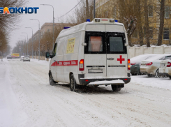 Мужчина погиб под колесами фургона в Волгоградской области 
