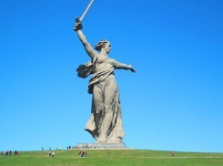 Скульптура «Родина-мать зовёт» отметила 48-летие