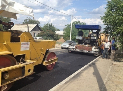 Активный ремонт асфальта начался на улице Кубинской в Волгограде