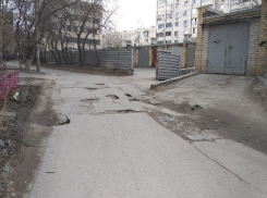 Волгоградец не выдержал и пожаловался на провал асфальта в ГИБДД