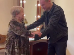 SHAMAN покраснел при знакомстве с Александрой Пахмутовой: видео из гримерки 