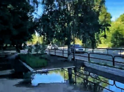 Фекальный сток затопил улицу перед районной администрацией  под Волгоградом