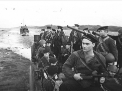 Моряки-североморцы высадятся у причала в центре Волгограда