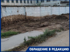 После потопа в Волгограде школьникам приходится ходить по опасной проезжей части