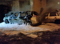 Волгоградцы сняли на видео пылающие иномарки в Советском районе