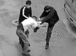 Двое парней устроили драку с волгоградцем возле Royal Bar и обратились в полицию, проиграв