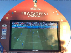 Гимн FIFA на пяти языках споют несколько тысяч человек на набережной Волгограда 