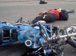 В Волжском мотоциклист погиб, перевернувшись при наезде на бордюр 