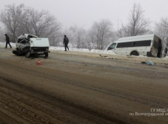 Четыре человека пострадали в ДТП «Нивы» и маршрутки в Волгограде