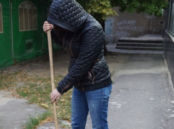 Почти 1,5 тысячи  жителей Волгограда подметали улицы за отказ воспитывать своих детей