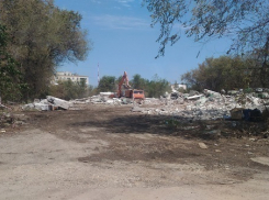 При сносе дома в Волгограде застройщик залил канализацией всю улицу