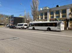Автобус, маршрутка и ВАЗ столкнулись в центре Волгограда: три человека в больнице