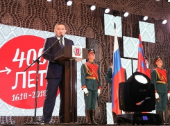 Волгоградские депутаты и губернатор едва не сгорели на 400-летии Урюпинска