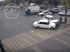 Заново родились: две девушки чудом не попали под колеса иномарки в Волгограде