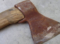 Житель Волгоградской области ответит за нападение с топором на женщину 