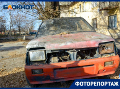 Бесхозные автомобили во дворах Волгограда заснял фотограф
