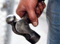 На волгоградской АЗС нетрезвый водитель разбил приятелю голову молотком