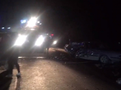 «Нива» и «Волга» разбились на трассе под Волгоградом – видео с места ДТП