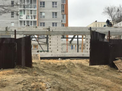 Жители Краснооктябрьского района Волгограда обеспокоены сомнительной постройкой во дворе