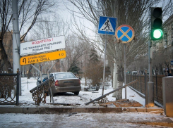 Женщина на Hyundai снесла ограду в центре Волгограда