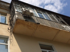 Волгоградцы жалуются на обваливающиеся на голову фасады в центре города
