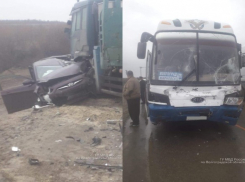 Грузовик протаранил пассажирский автобус и две легковушки на трассе в Дубовском районе: 6 человек пострадали