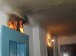 В центре Волгограда из-за пожара в лифте эвакуировали 50 жильцов