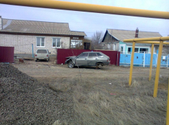 В Палласовском районе мужчина на ВАЗ-2109 влетел в стоящее авто