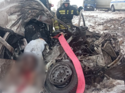 Женщину насмерть смяло в массовом ДТП на волгоградской трассе: жуткие фото с места