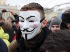 В Волгограде двое в пластмассовых масках и с игрушечным пистолетом ограбили павильон «Цветы»