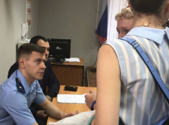 Жена арестованного по подозрению в смерти 11 волгоградцев бизнесмена со слезами умоляла прокурора быть человеком