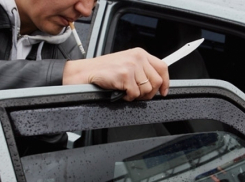 Под Волгоградом 23-летний клиент напал с ножом на таксиста