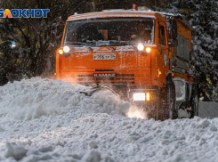 Ночью расчищать улицы Волгограда от снега выйдут более 70 спецмашин