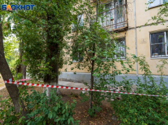 Мужчина выпал из окна 9-го этажа в Волжском