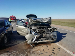 Шесть человек спасают после крупного ДТП под Волгоградом