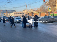 На оживленном пешеходном переходе утром сбили волгоградку