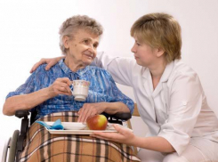 В Волжском сиделка забирала пенсии и соцвыплаты пенсионеров