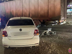 Два курьера на электровелосипедах попали под машину в Волгограде 