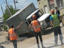 На западе Волгограда под асфальт провалился грузовик