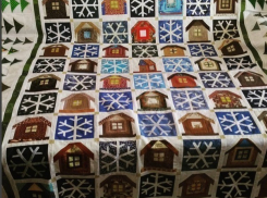 Рукодельницы из разных стран сшили лоскутное одеяло на день рождения Деда Мороза