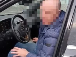 «Дядя, ты же ДТП совершил»: похожий на судью в отставке водитель попал на видео в Волгограде 