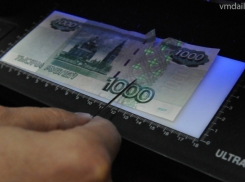 Волгоградец пытался расплатиться найденной фальшивой купюрой